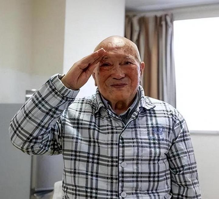 79年开国中将点名见最小红军战士，得知其行政等级仅16级：太低了“1979年3
