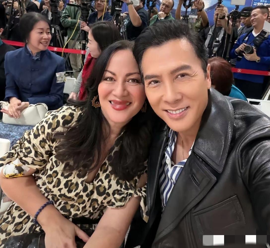 李小龙女儿李香凝出席父亲诞辰85周年纪念展时与功夫巨星甄子丹合照：没想到李小龙女