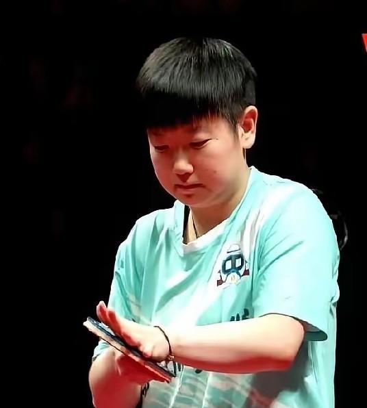 小蘑菇为什么被姚瑞萱暴打？原因在孙颖莎身上！小蘑菇能3:0赢了陈熠，虽然很