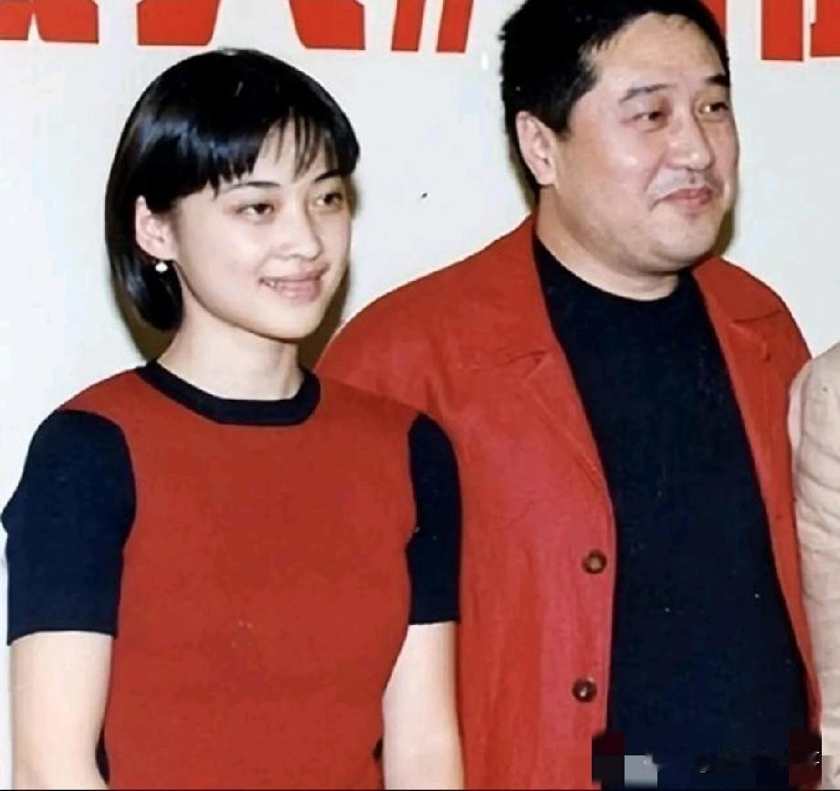 很多人不知道梅婷有过三段婚姻。她第一任丈夫是叶挺的孙子叶大鹰，叶大鹰是电影导演，