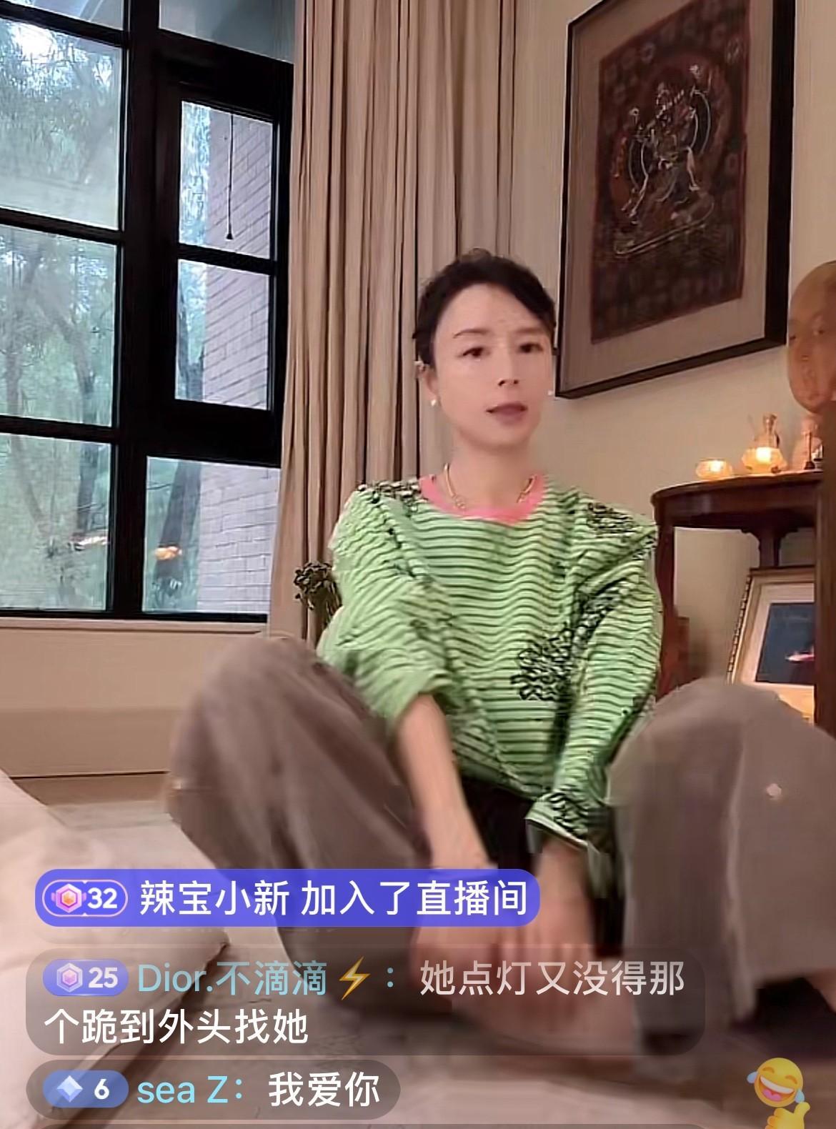 8月21日，张静初一早出现在直播间，张静初在做静坐前的身体拉伸，不得不说，她锻炼