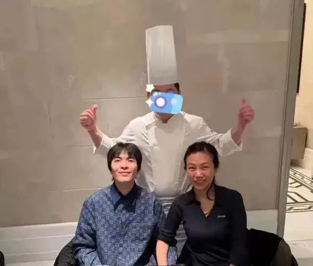 萧敬腾林有慧在上海吃铁板烧，素颜状态暗沉，穿衣尴尬，却很性感，