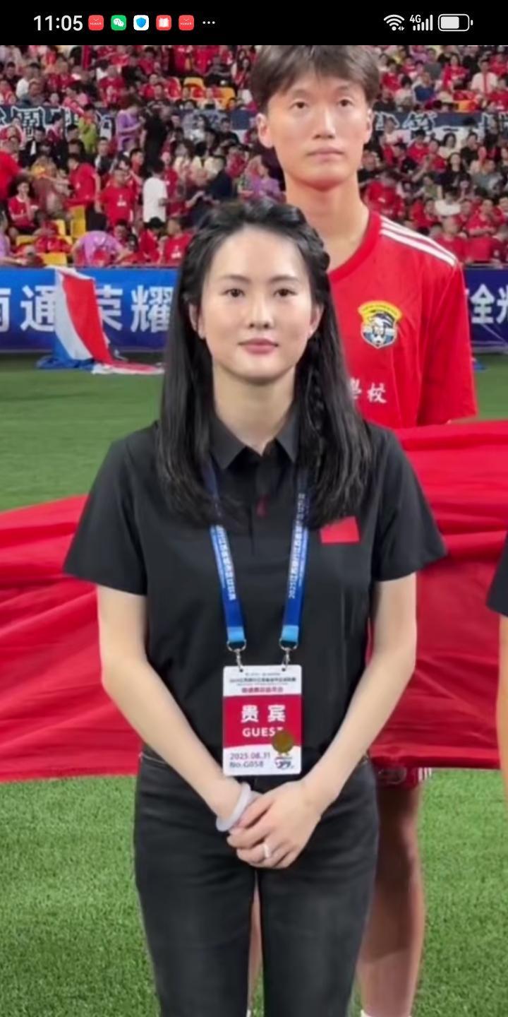 8月31日国家跳水队教练陈若琳现身苏超，又美又有气质这身材管理的比她徒弟全红婵