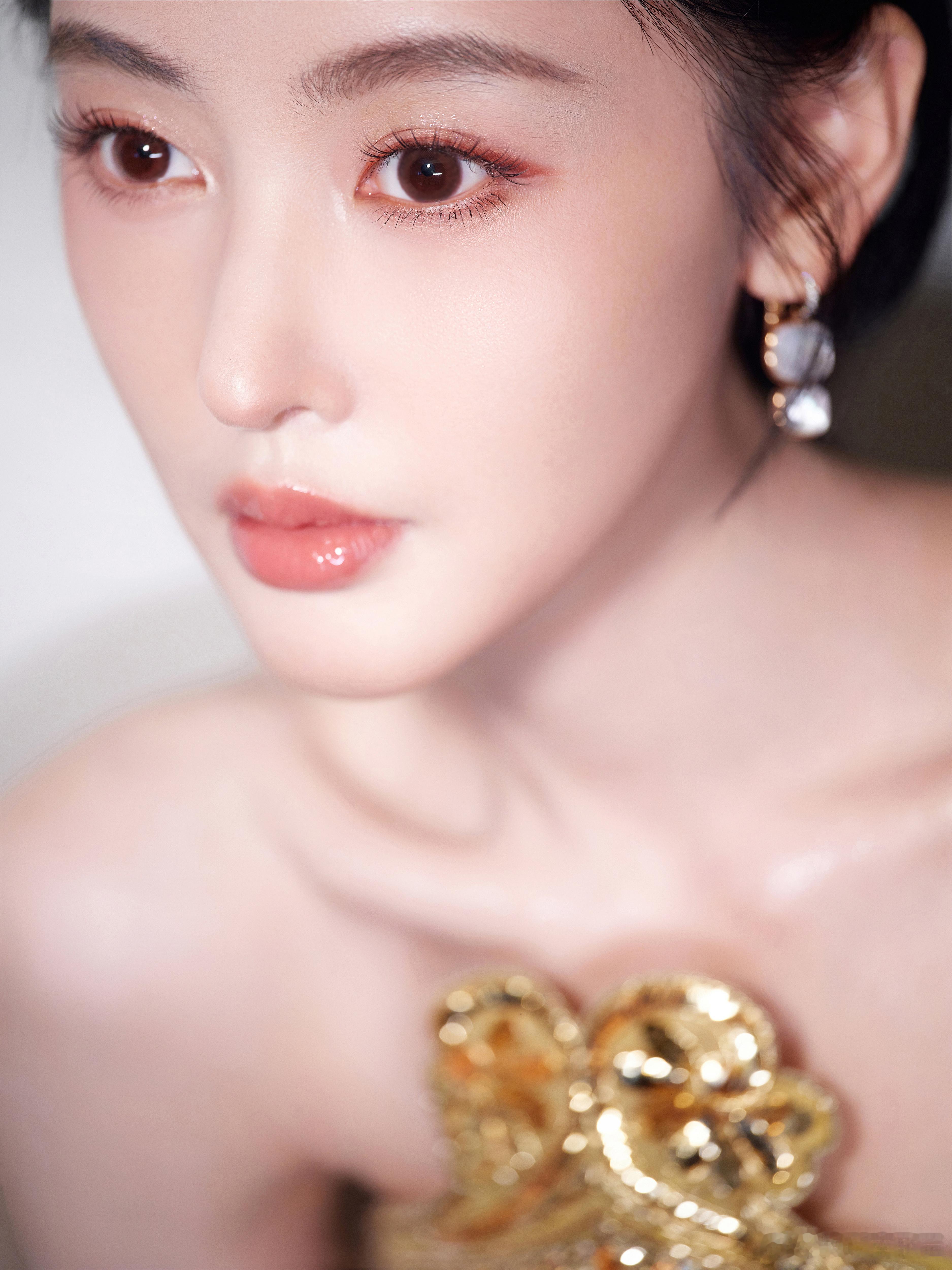 张天爱凭大白桃获年度关注演员张天爱凭《毕正明的证明》“大白桃”获年度关注演员，演