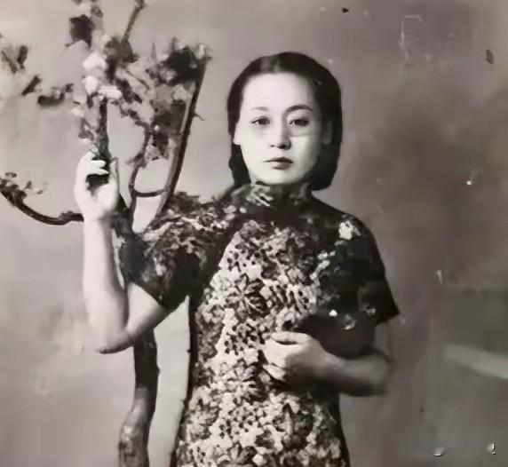 1943年，女特工邓静华炸毁日伪机关后，逃亡城外，不想日军穷追不舍，她被迫驾车过