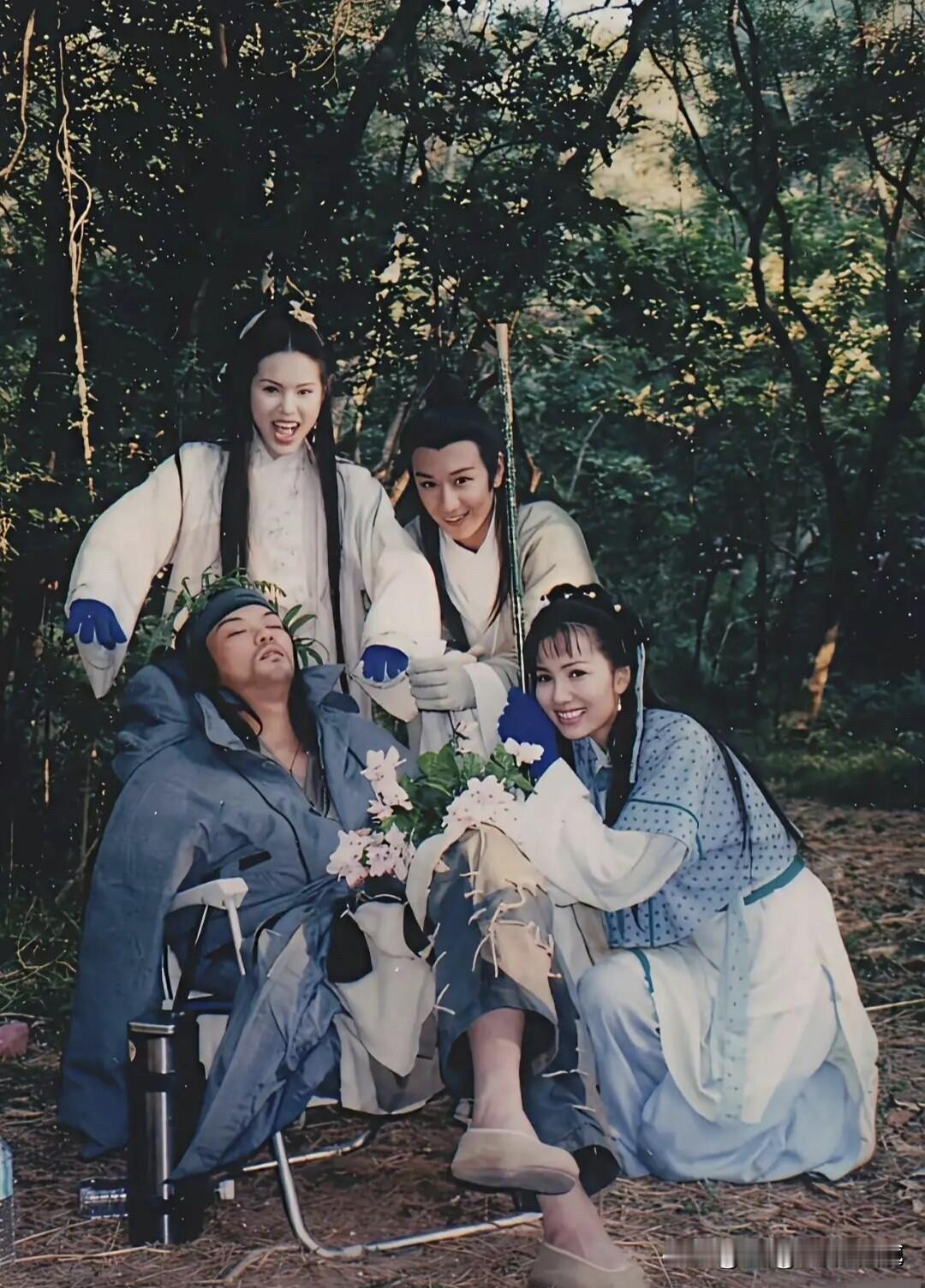 70、80后的一代观众里，没有人认不出后排的这两位吧？他们拍摄的电视剧是97版《