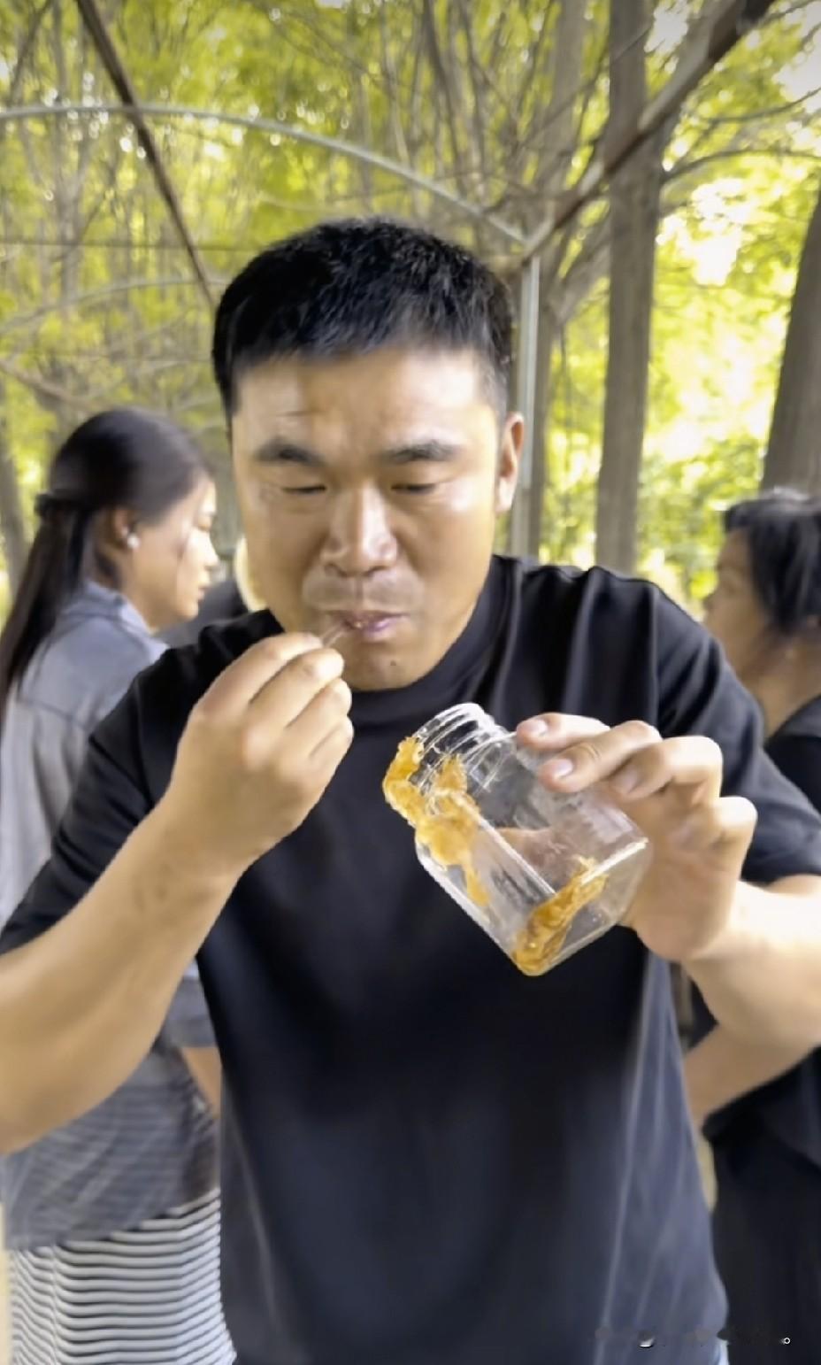 小故事！半熟和老壳子抢着吃蜂蜜，这都是李佳团队编好的。这样既做了广告