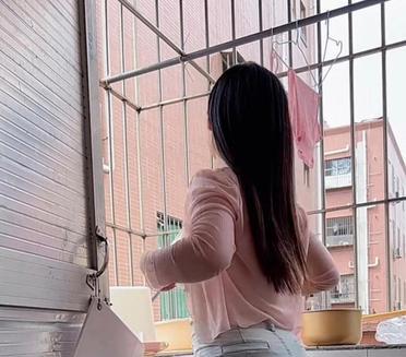 哇，这妹子背影也这么迷人～