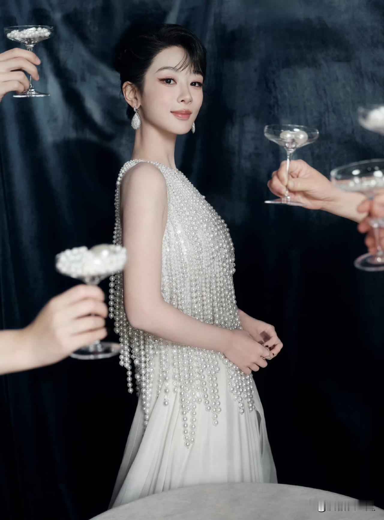 张一山没有送祝福李现也还没有送祝福1106是杨紫33岁生日，她曾连续7年给张