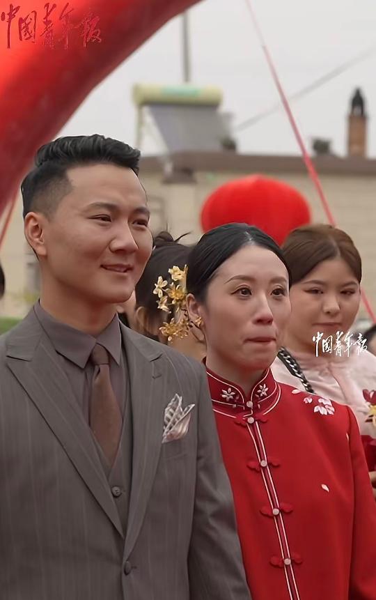泪目了！近日安徽宿州，新郎在婚礼前没有跟新娘去彩排，而是专心的准备了一块板子，小