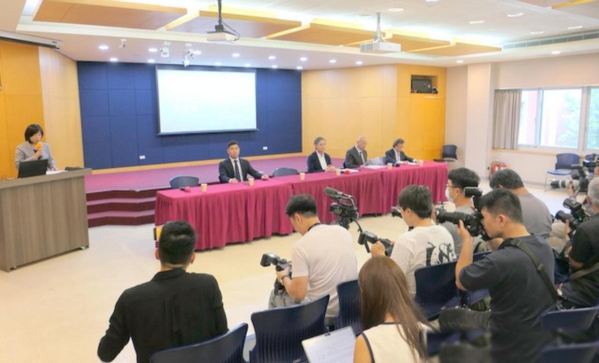 金溥聪在记者会上先是控诉“对方”阻止他和马英九联系长达8个月，这番诉苦不仅暴露出