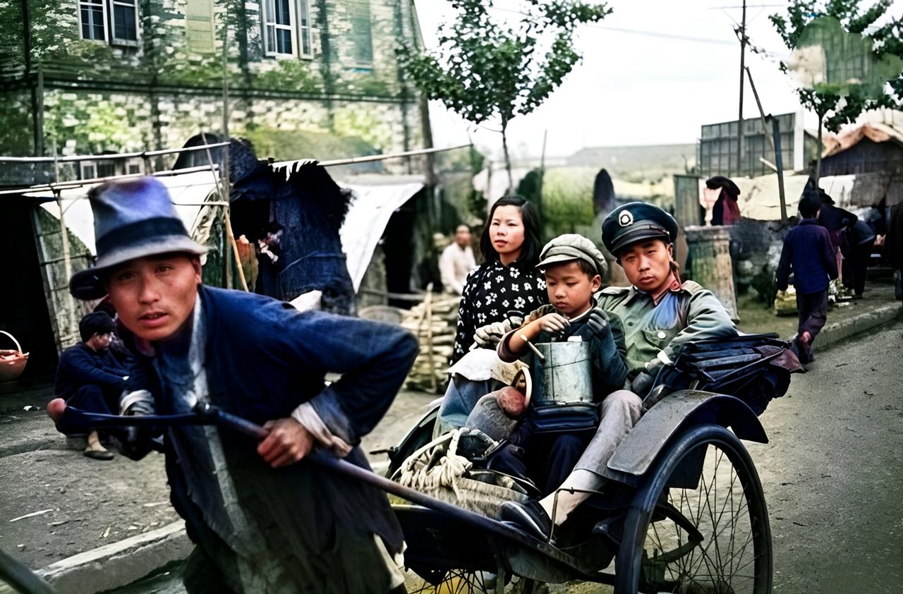 这是1949年国军节节败退，部队中人人自危。这名国军军官与儿子带着家中细软准备逃