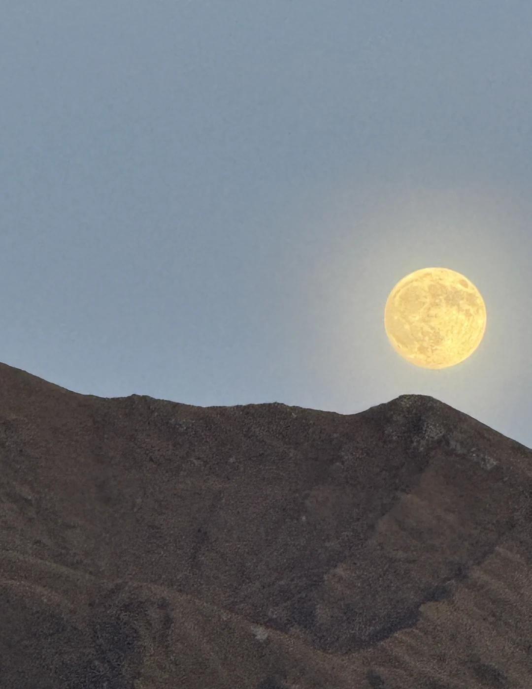 川你别太能消除班味了当我坐在工位想起一周前阿玛卿雪山的圆月🌖去结斯沟看万