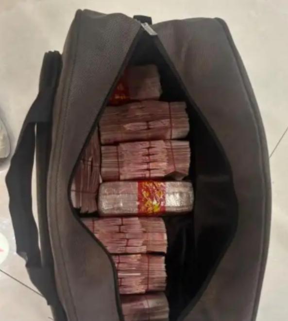 “活该她发财！”6月14日，浙江一对夫妻在为顾客清洗车辆后，意外发现一个