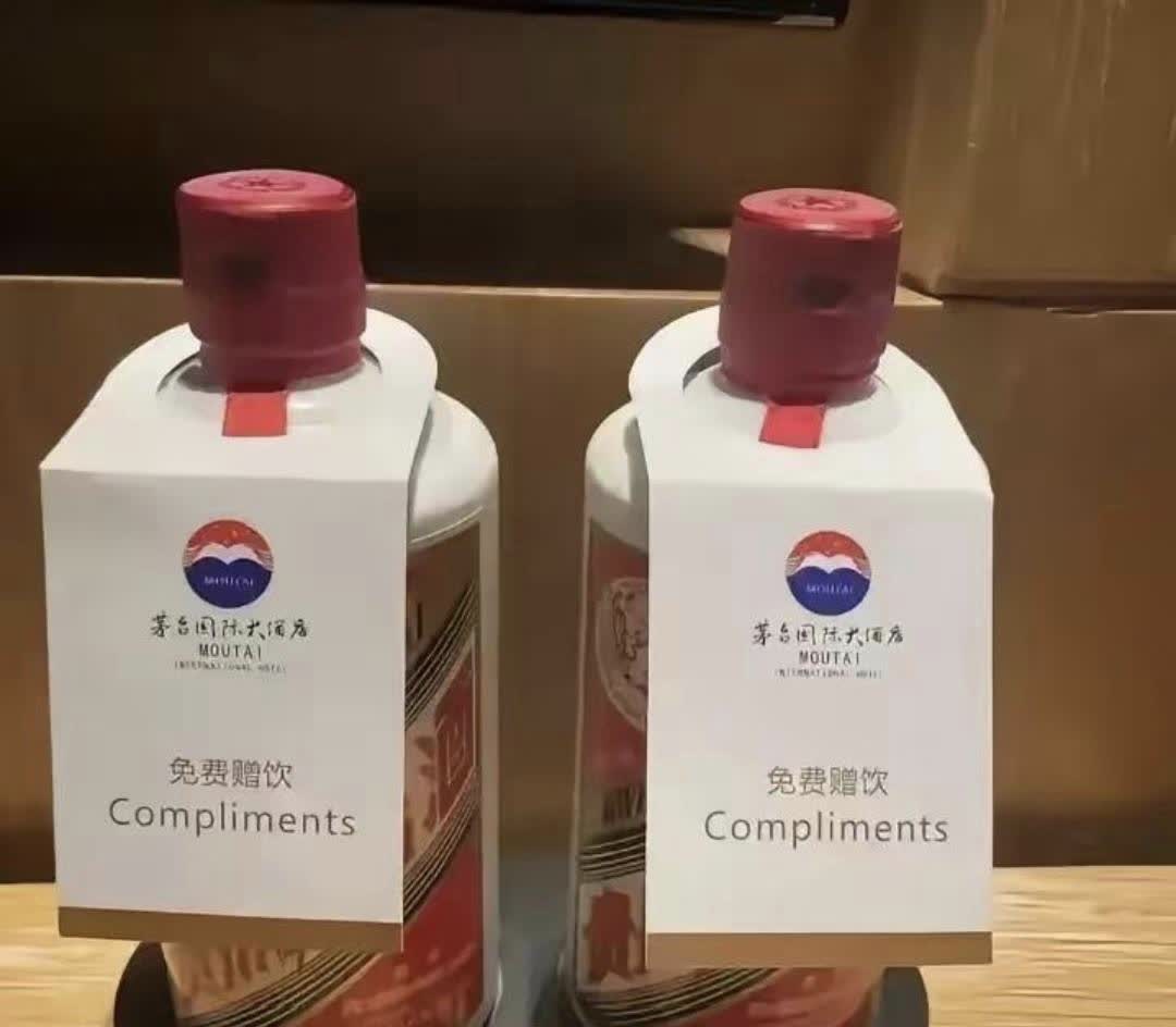 有位大叔住进了茅台大酒店。一进房间，就瞧见桌上放着两瓶53°飞天茅台。大叔没多寻