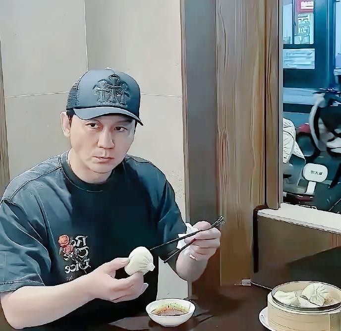 他又帅又好看，又接地气，分手后也没绯闻，只是有一点不明白，为啥还没结婚？