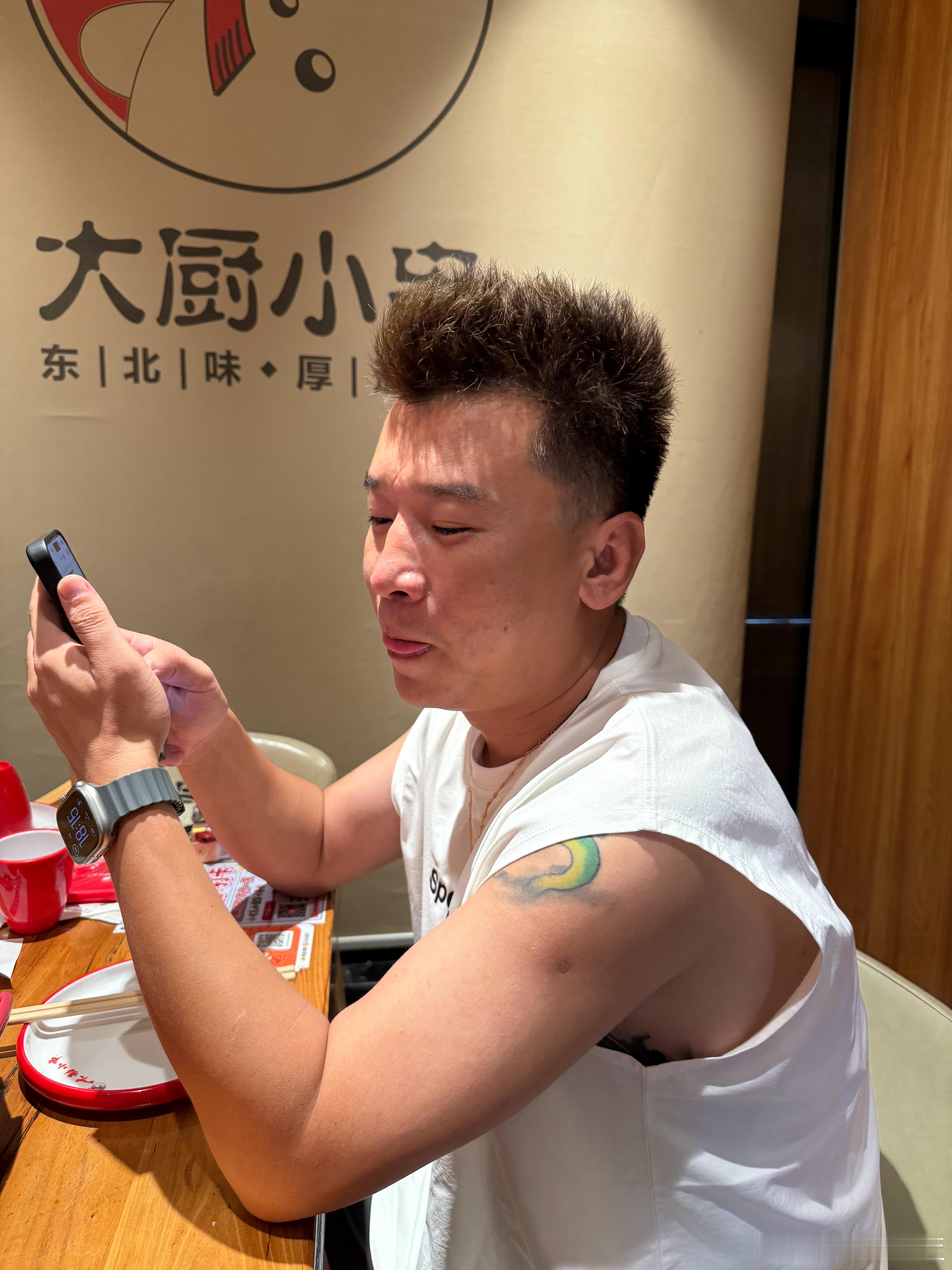 跑了2000公里来天津就请我吃花生米🌾还让我喝六瓶啤酒，喝不完还不让我走，
