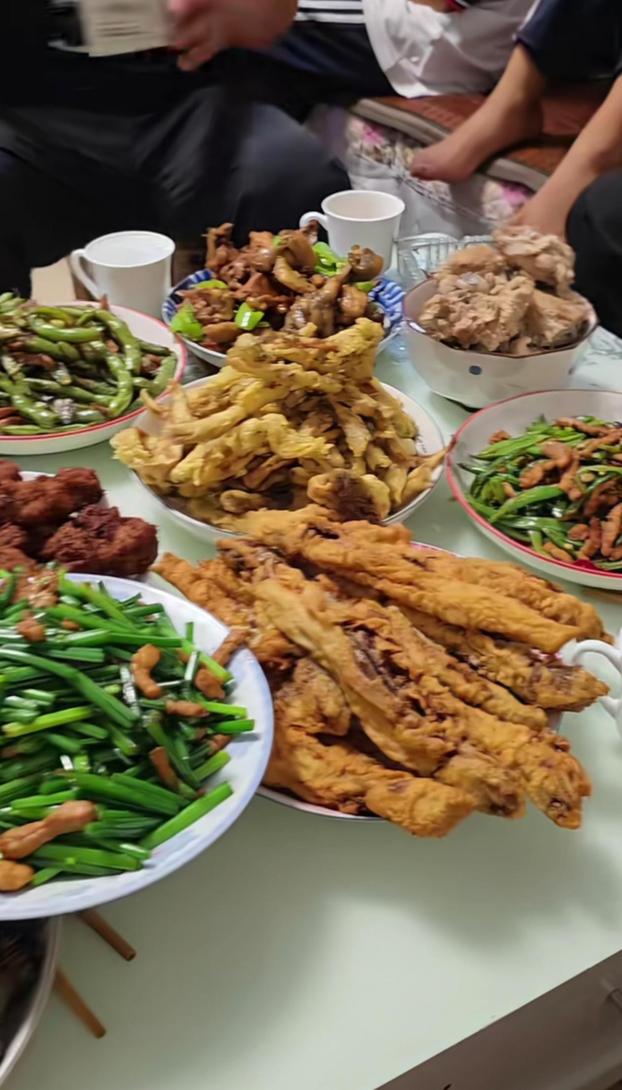 前一阵子去山东安丘市走亲戚，亲戚实在又热情，准备了满满一大桌家宴，算得上我见过规