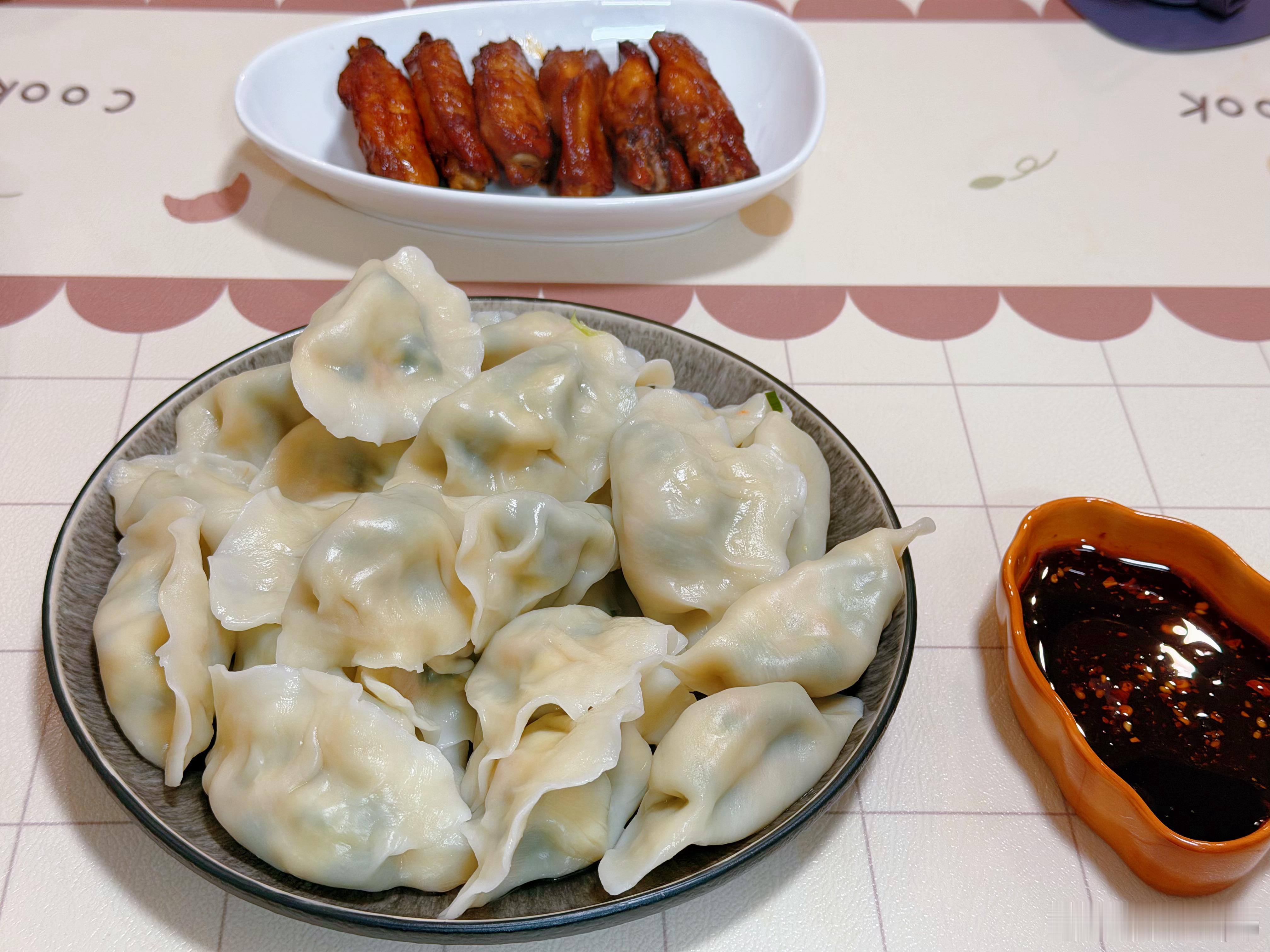 今天周末自己在家包水饺，然后用空气炸锅烤了几个奥尔良鸡翅，真香，就这在饭店卖套餐