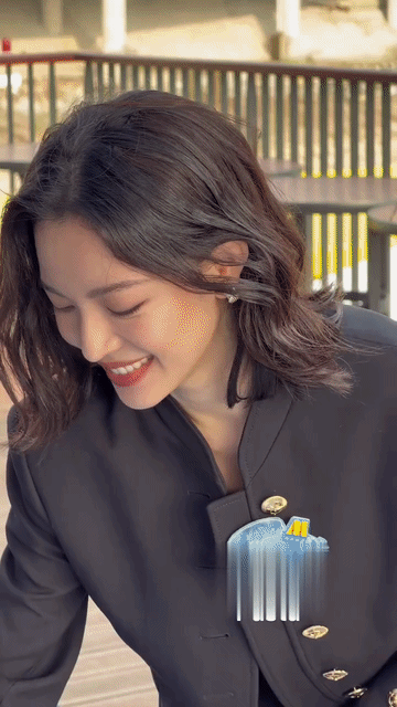 钟楚曦是真的低调了，衣服低调了，神态也低调了，这次的服装可算是她近年来最朴素的一