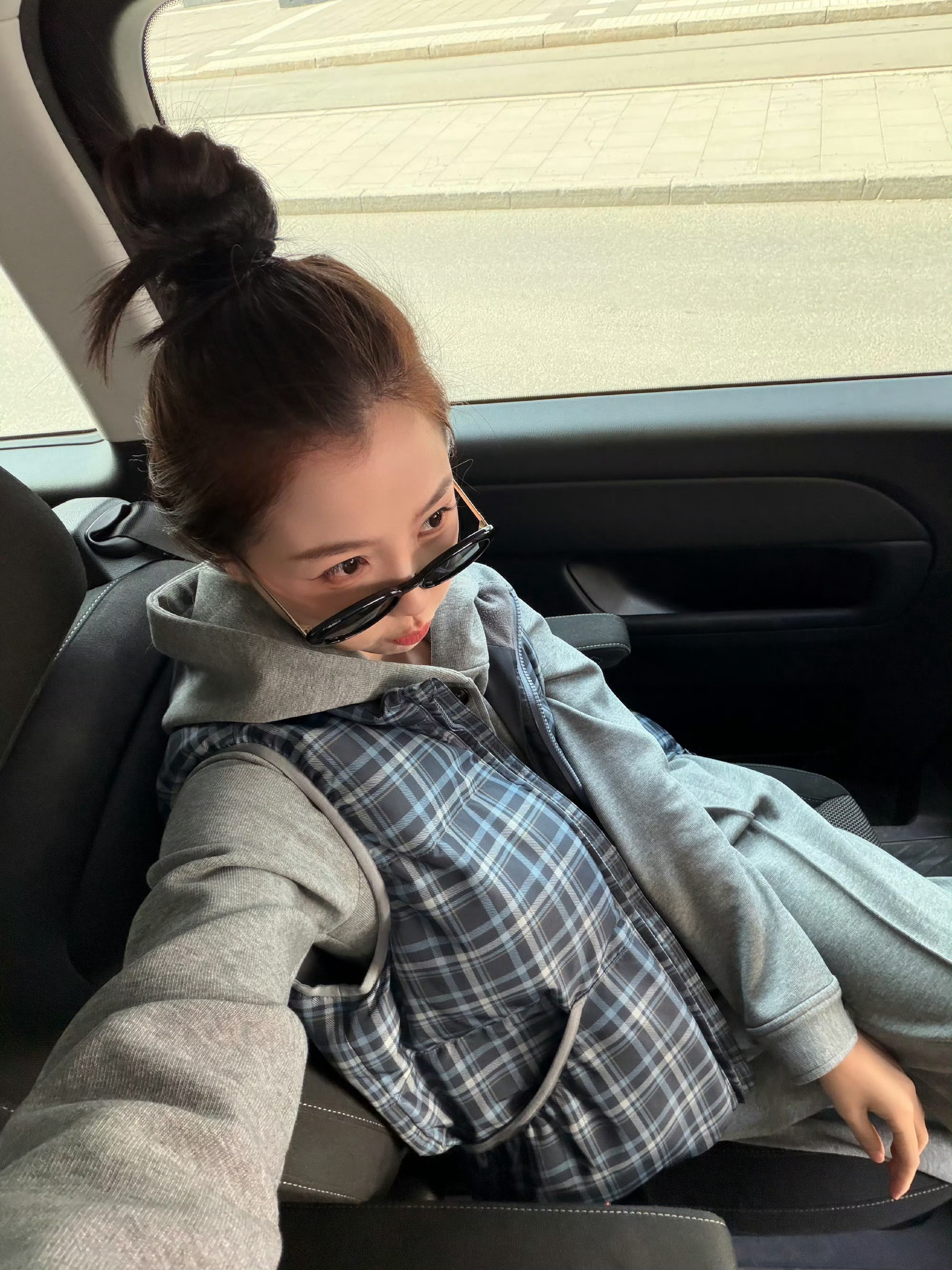 没浓妆就这样清清爽爽随意扎个丸子头，这个舒心很可爱啊