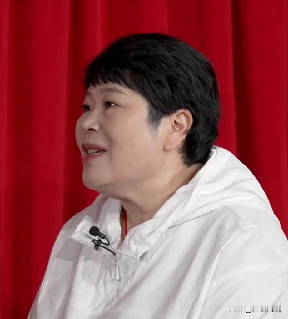 房主任说自从她出名以后，回到村里，大家对她的态度就变了。因为没有住在家里，而是