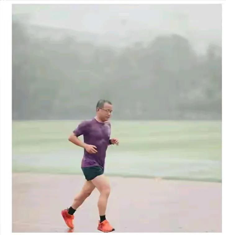 痛心！清华晨跑队刘小平去世，只有51岁，坚持跑步8年，突发疾病猝然离世！网友表