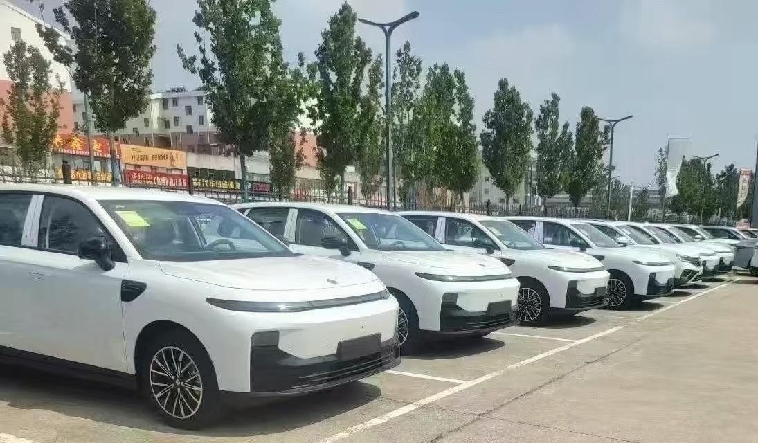 零跑现在有一些车也是专供批发市场的，比如零跑的B10。这款车有个510的行政版，
