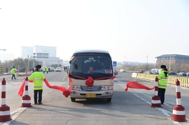 我国首个6变12车道高速通车！双向12车道开起来啥体验？老司机都看呆了家人