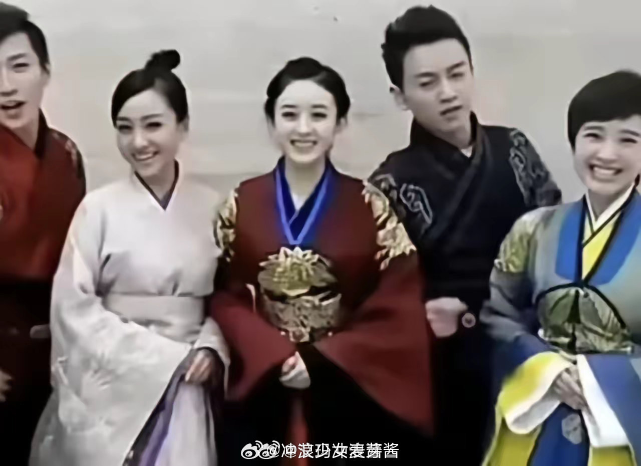 一直感觉赵丽颖早期土，但看早期合照才知道她有多优越……😧​​​
