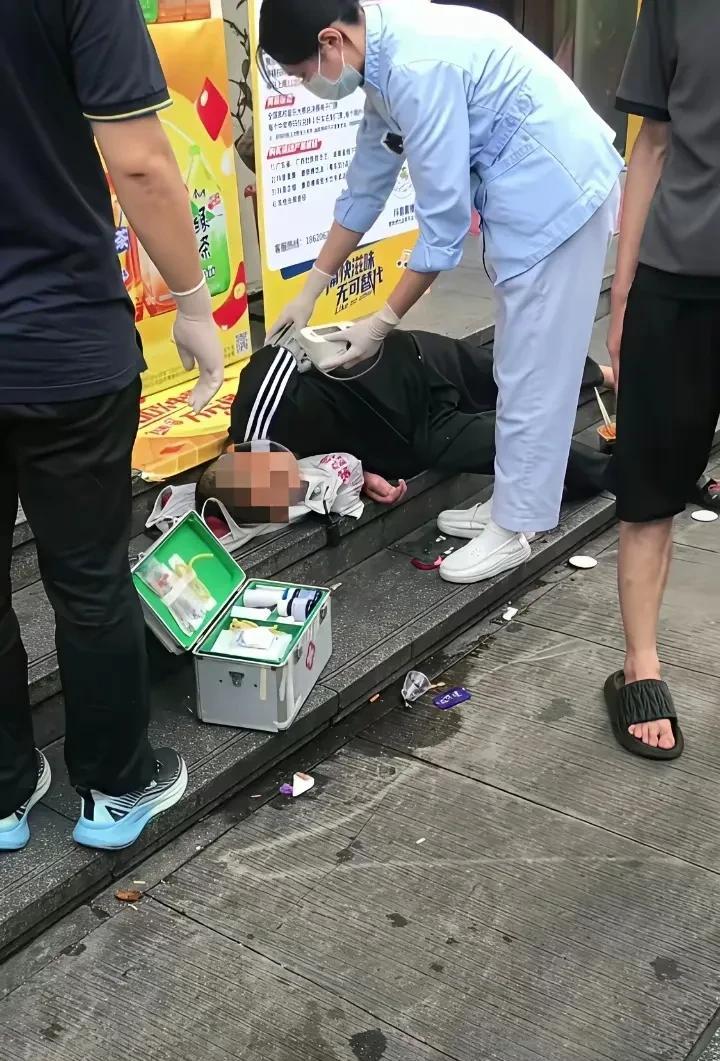 打工人的辛酸泪！谁看到这一幕都很悲伤，最近深圳龙华劳务人才临工市场，有一位四十几