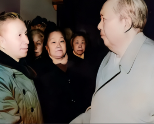 陈毅元帅追悼会上，毛主席看到了粟裕，突然趋步上前，一把紧握粟裕的手，深情地说：“