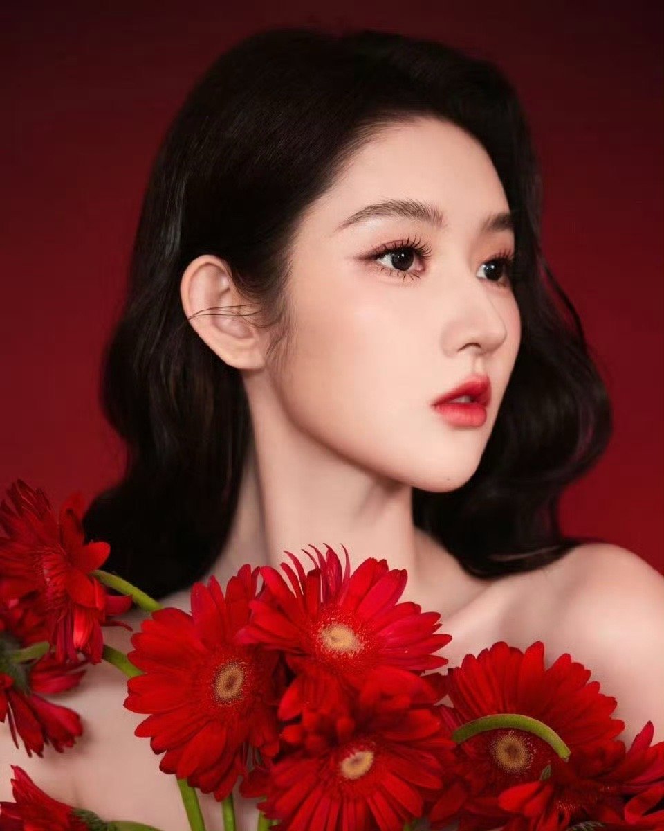 王玉雯这么红那么美所谓美人，是能驾驭最浓郁的色彩。王玉雯便是如此。深红这样极具