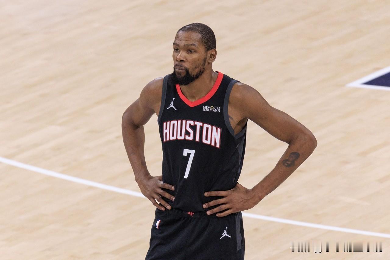 申京首个回合就伤了，上半场都没有出战，乌杜卡被迫用卡佩拉打首发中锋，跟此前申京休