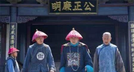 咸丰年间，一县令好友不幸去世，他让仆人带去300两银子。仆人回禀：银子已给他