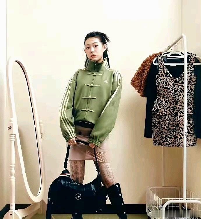 小沈阳是真舍得捧女儿，沈佳润第三次登上杂志封面，比以前好看了