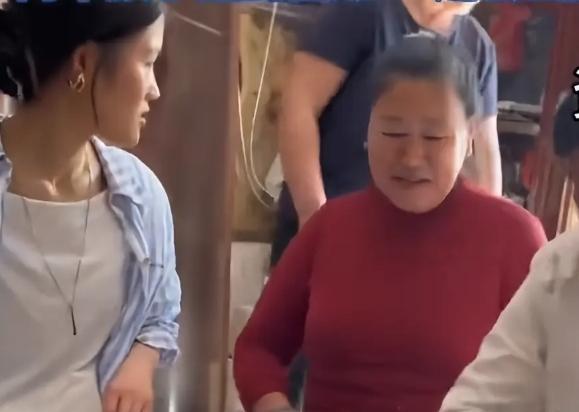 大衣哥朱之文说给老婆玉华零花钱不断，但大钱自己拿着，是因为老婆没文化。他认为过上