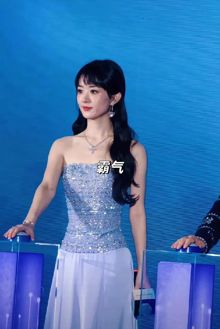 1月15日，赵丽颖身着春夏高定惊艳亮相续约仪式，颜值与气场双双爆表，生图直接美出
