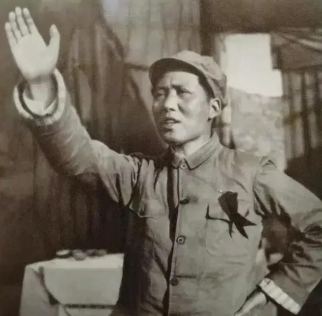 毛主席与两个弟弟最后一次团聚，贺怡想把毛泽覃调到大哥身边，毛主席没有同意。1