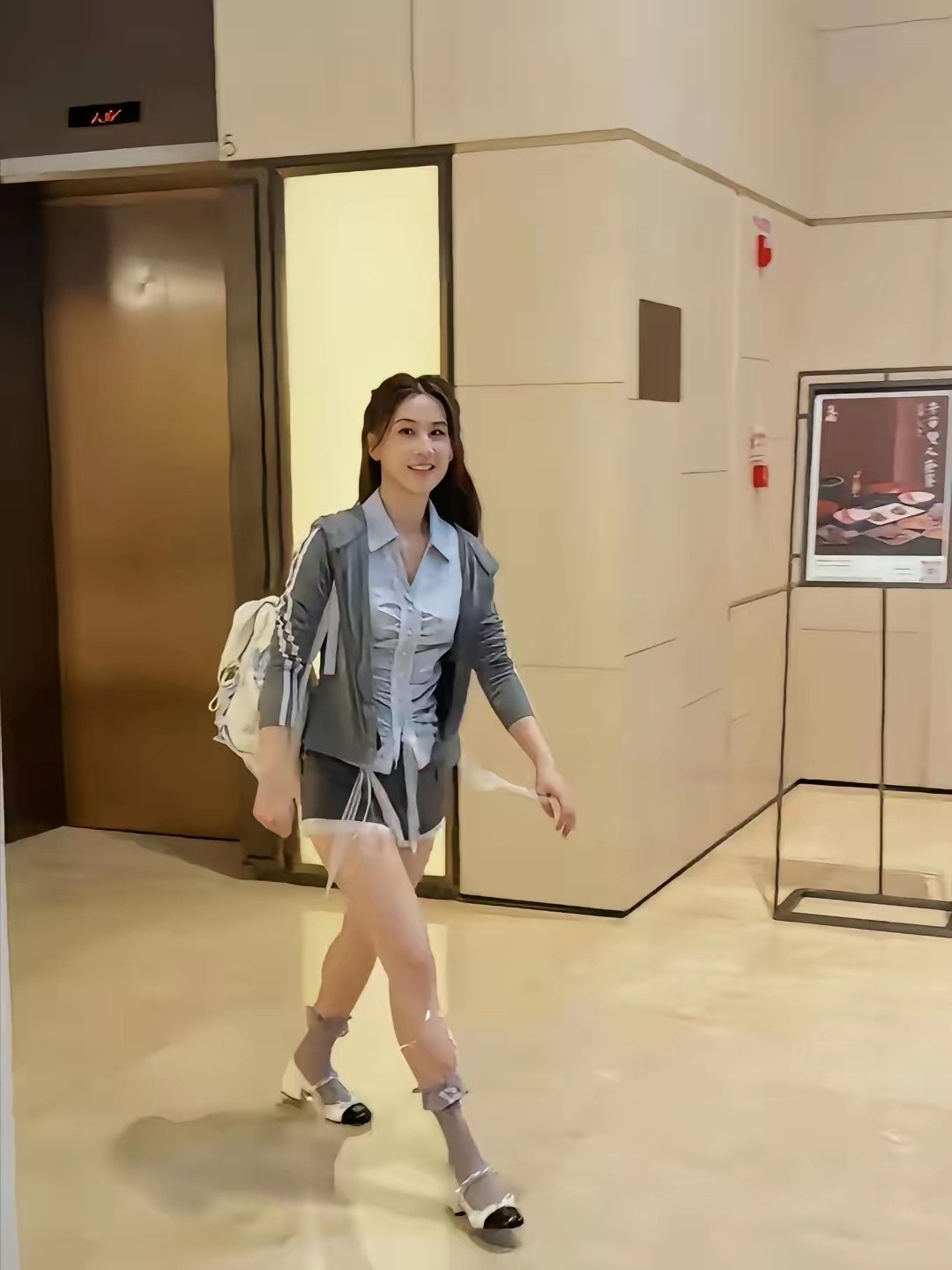 离婚后的黄圣依，整个就是一个女大学生的感觉。重回巅峰了呀！