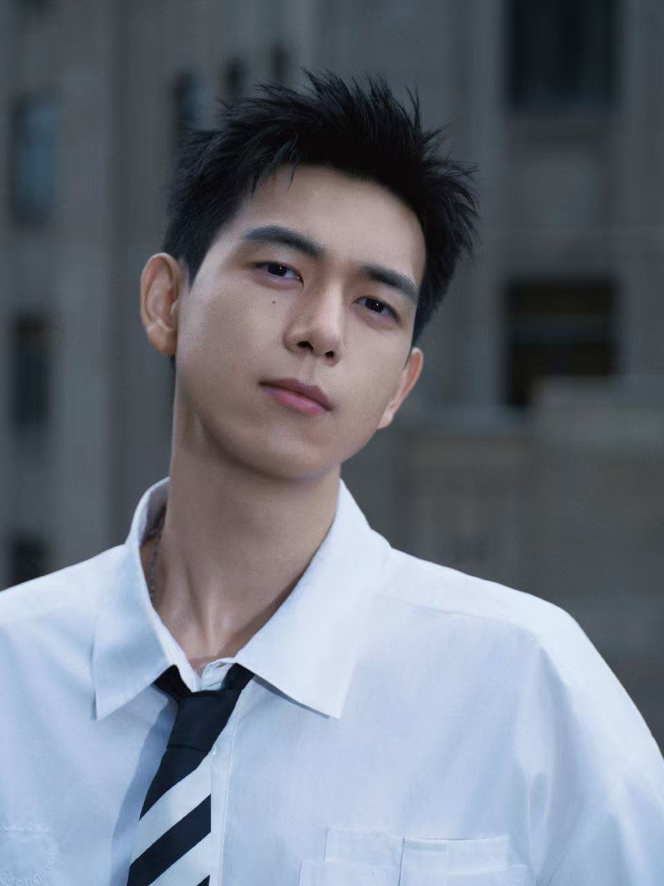 李现重回内娱上班状态夯爆了李现被偶遇的时候永远在享受生活，不是在山里就是在镜头