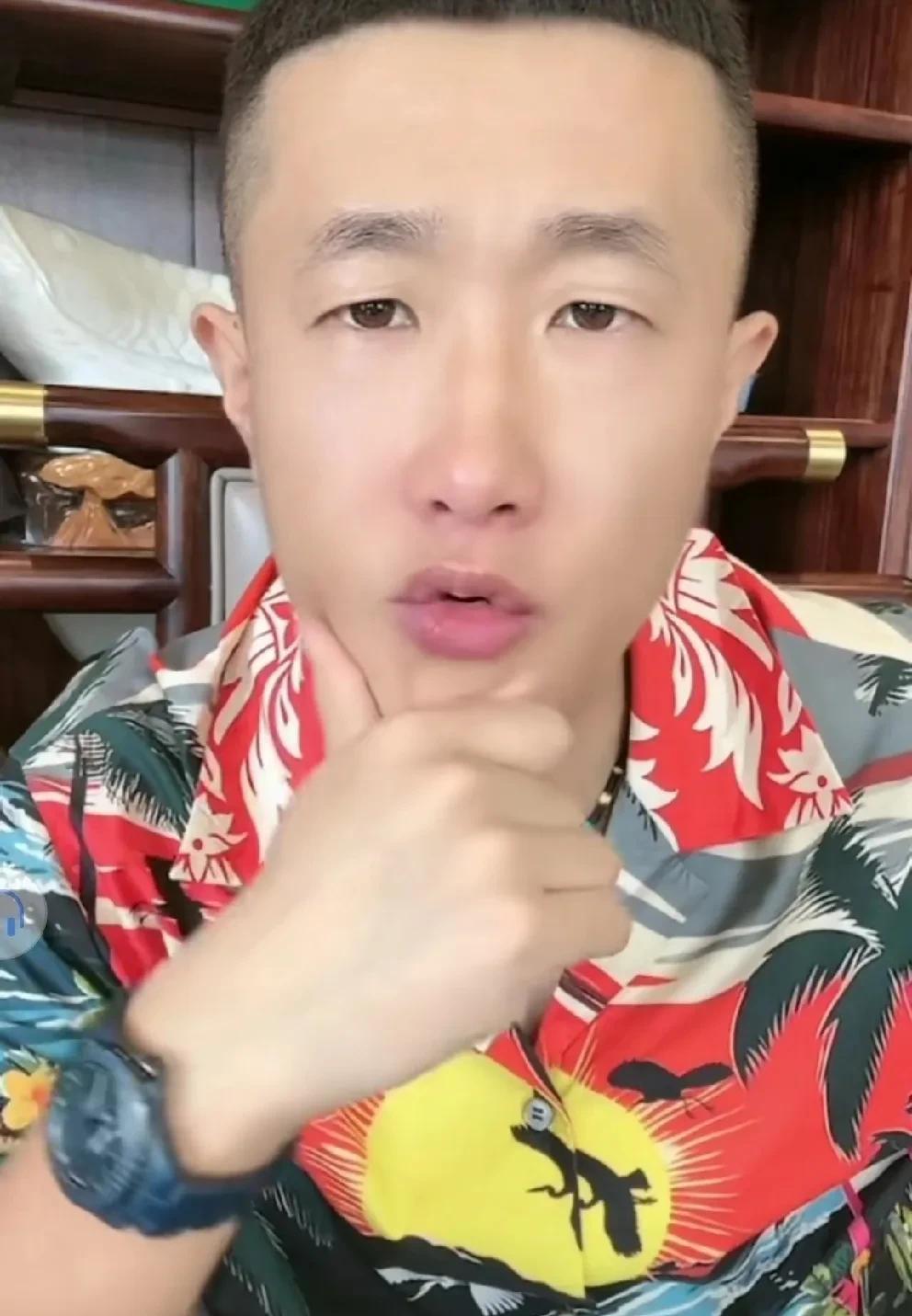最后张二嫂说：我现在的圈子有专门的群，不管出去吃饭还是打球，所有的消费全都AA制