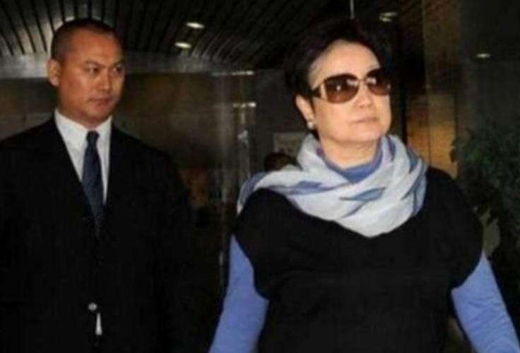 2012年，崩牙驹出狱接风宴上，“洪兴十三妹”司徒玉莲稳坐首桌，只因她乃崩牙驹“