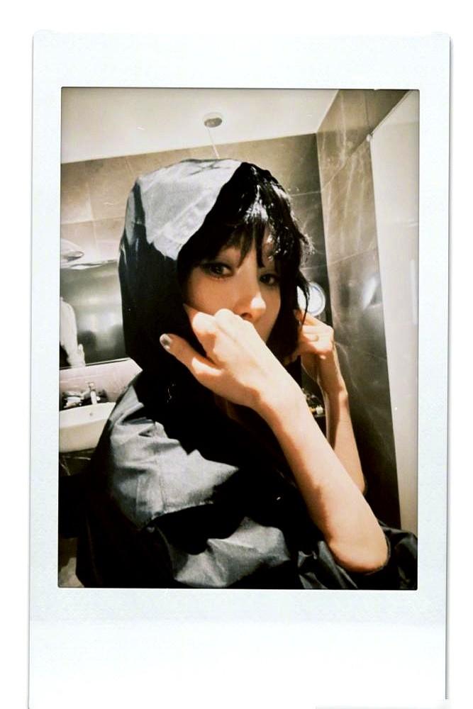 话筒拿反没出声，旁边李现憋笑憋得肩膀直抖。杨幂低头一瞥，手腕一转，两秒钟把话