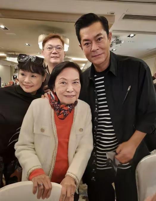 香港一个87岁的老戏骨，一生对自己“抠”到极致，午饭不超50块，却立下一份遗嘱，