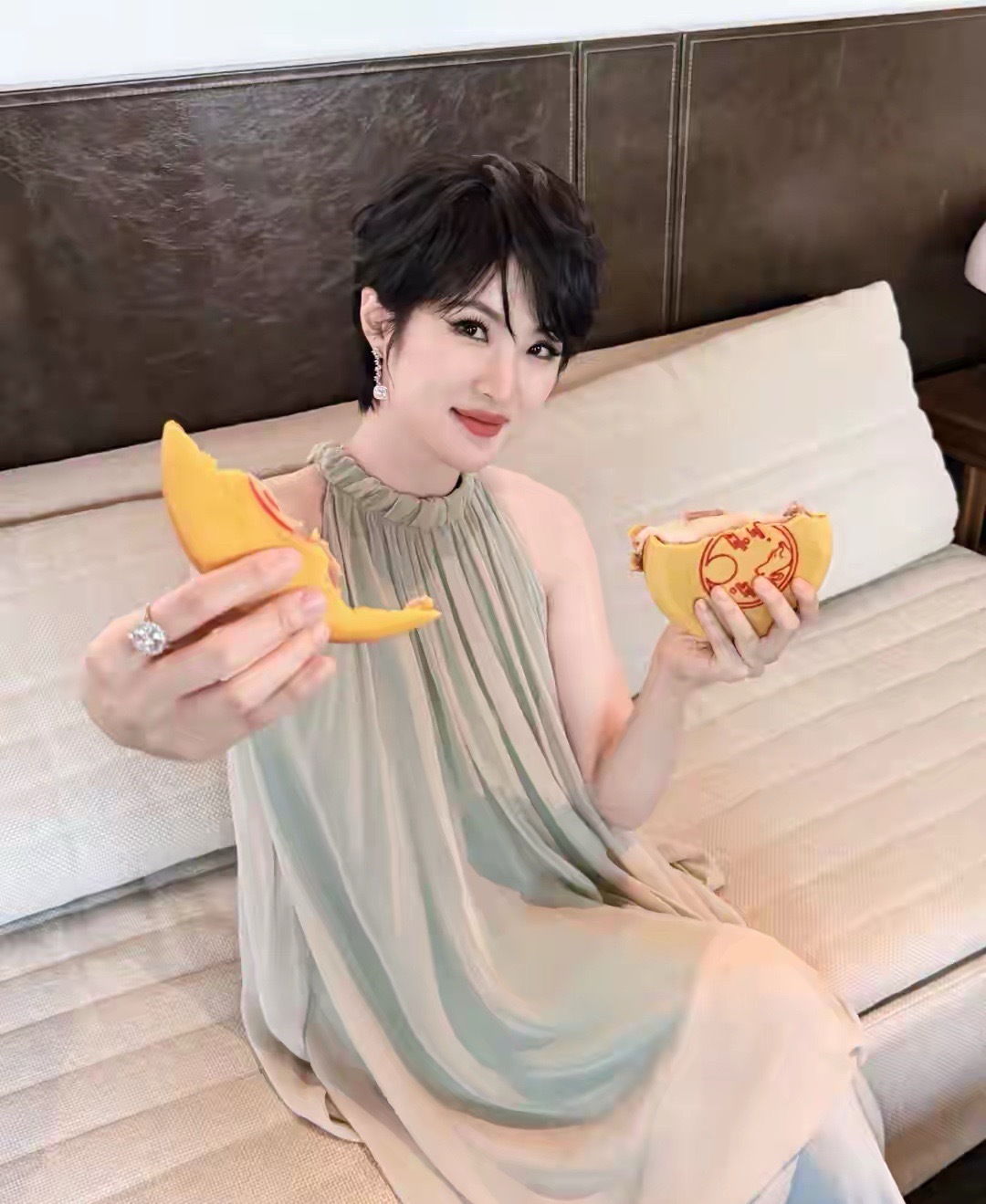 姚安娜中秋节吃月饼美拍，好大一个还是流心拉丝的，看上去好好吃​​​