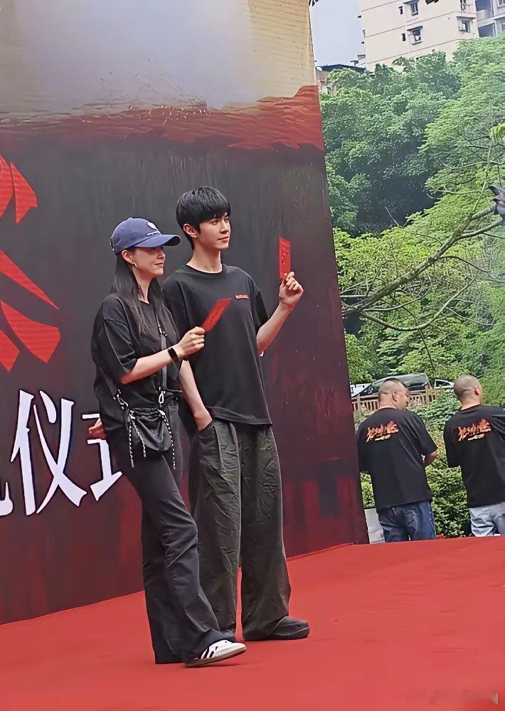 要说娱乐圈身高水分有多离谱，蒋欣绝对是隐藏的实力派，反差感直接拉满！看过她和陈哲