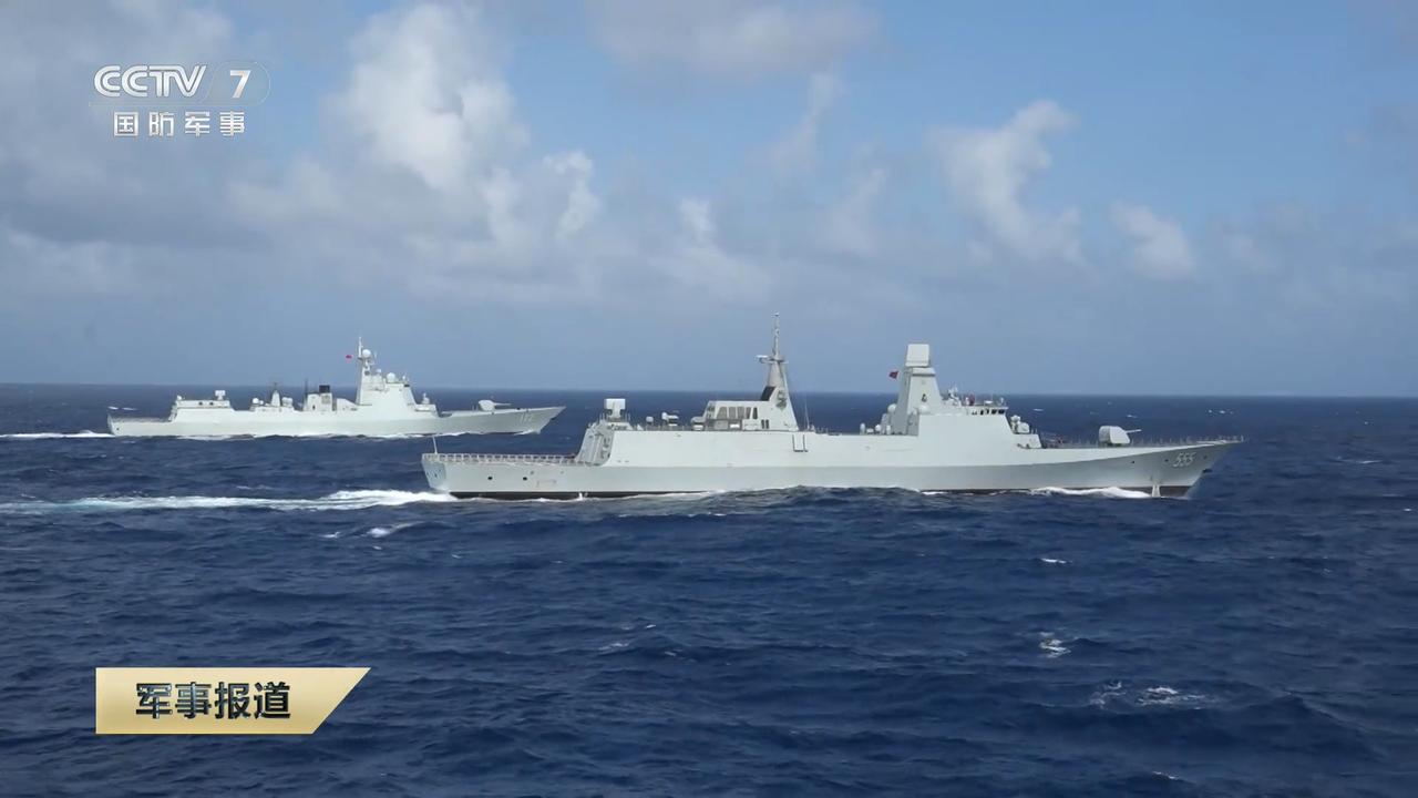 054B和052D并肩乘风破浪在大海上。从这个角度看过去，054B是非常帅的。前