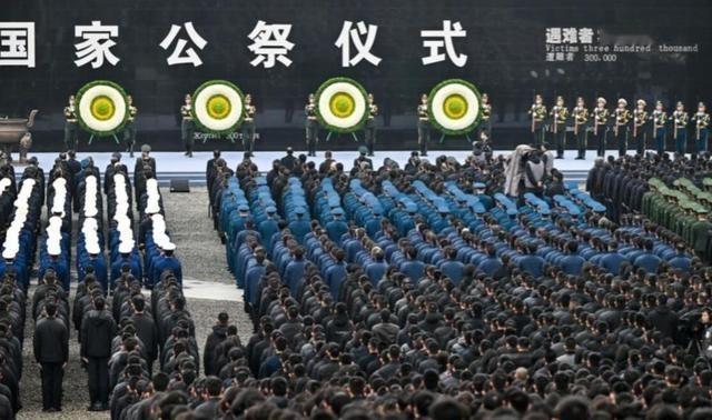 新加坡联合早报12月14日报道：“中国举行南京大屠杀死难者国家公祭仪式，在中日关