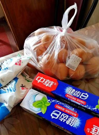 我退休金低，但我不自卑。今早去超市买菜，碰到一个退休老頭去买烟，利群的，35